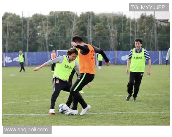 成龙足球聚餐盛宴欢聚一堂球迷共庆激情时刻分享友谊与热爱 成龙足球聚餐盛宴欢聚一堂球迷共庆激情时刻分享友谊与热爱