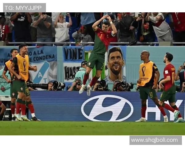 足球明星同框瞬间定格传奇时刻见证球场荣耀与友谊的完美结合 足球明星同框瞬间定格传奇时刻见证球场荣耀与友谊的完美结合