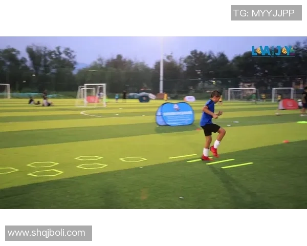 足球明星在绿茵场上挥洒汗水的瞬间与背后的桌面故事