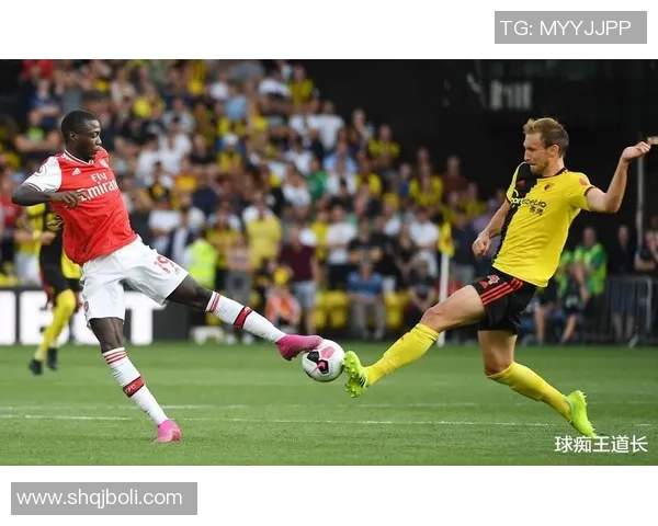 足球明星在比赛中蹲地瞬间的精彩图片合集展示与解析