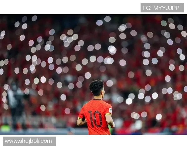 足球明星在比赛中展现背影的精彩瞬间与独特魅力解析 足球明星在比赛中展现背影的精彩瞬间与独特魅力解析