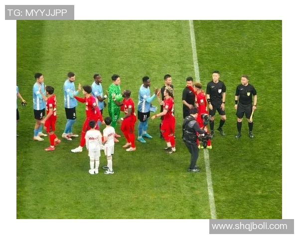 足球明星在球场激情接吻瞬间引发热议球迷纷纷点赞与祝福 足球明星在球场激情接吻瞬间引发热议球迷纷纷点赞与祝福