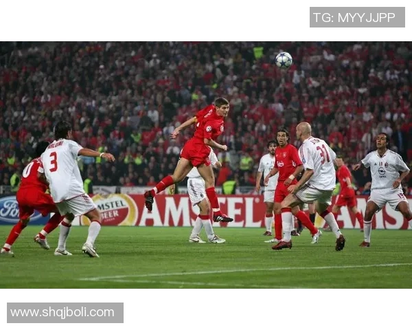 足球明星在高空中踢球的精彩瞬间捕捉展现运动魅力与技术的完美结合