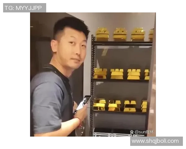 足球明星意外掏裤兜瞬间引发热议网友纷纷猜测背后故事揭秘