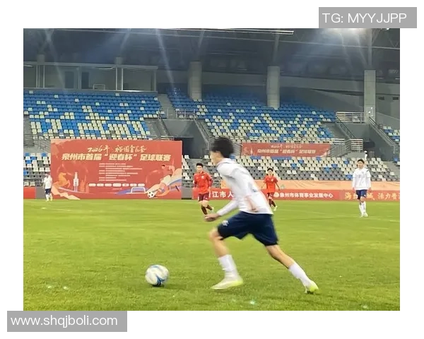 足球明星挑战百人赛场激战引发热潮全城瞩目精彩瞬间不容错过 足球明星挑战百人赛场激战引发热潮全城瞩目精彩瞬间不容错过