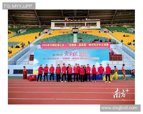 足球明星新春贺岁照片展现团圆喜庆气氛与运动精神的完美结合