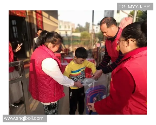 足球明星用手比爱心传递温暖与希望的感人瞬间