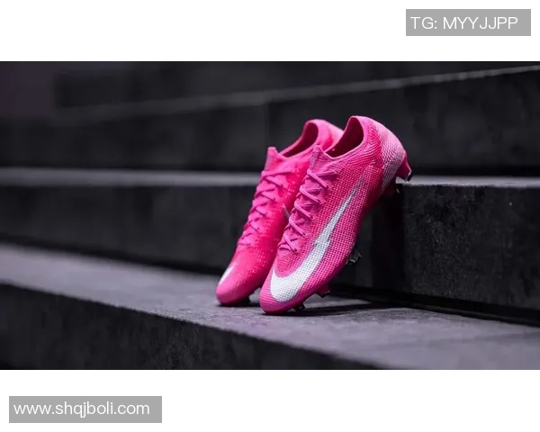 足球明星穿搭新风尚粉色战靴引领时尚潮流的魅力与个性