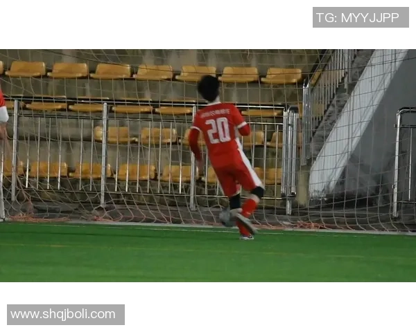 足球明星瞬间定格精彩瞬间展现球场魅力与激情的完美画面 足球明星瞬间定格精彩瞬间展现球场魅力与激情的完美画面