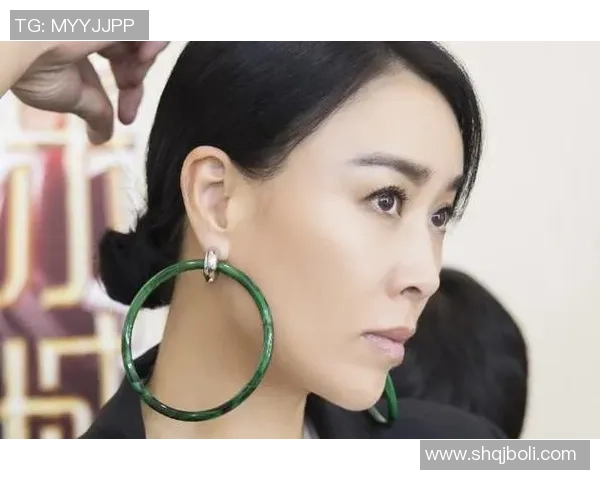 足球明星私生活曝光与模特亲密接触引发舆论风波粉丝心碎不已 足球明星私生活曝光与模特亲密接触引发舆论风波粉丝心碎不已