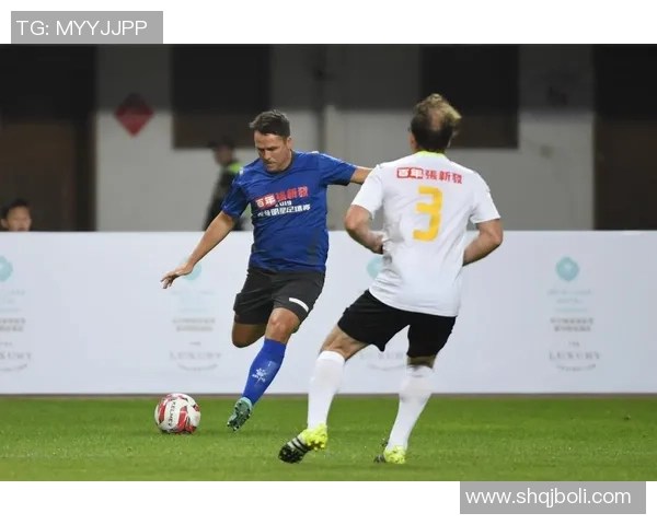 足球明星精彩瞬间大开脚踢球图片展示尽显运动魅力与激情 足球明星精彩瞬间大开脚踢球图片展示尽显运动魅力与激情