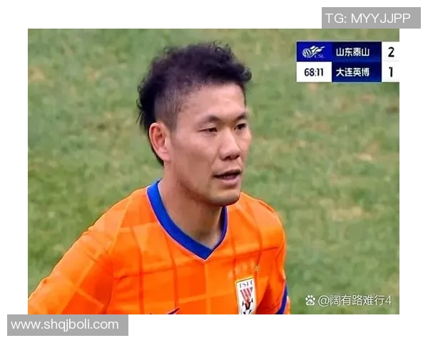 足球明星背后的故事与争议揭秘，光鲜亮丽背后不为人知的辛酸与挑战